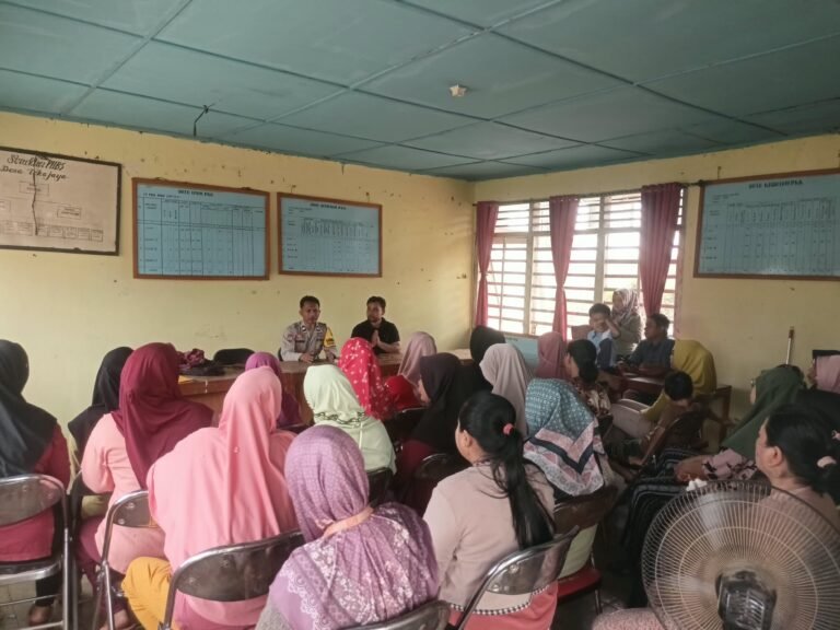 Jumat Curhat di Desa Loka Jaya, Bhabinkamtibmas Polsek Keluang Ajak Warga Cegah Gangguan Kamtibmas