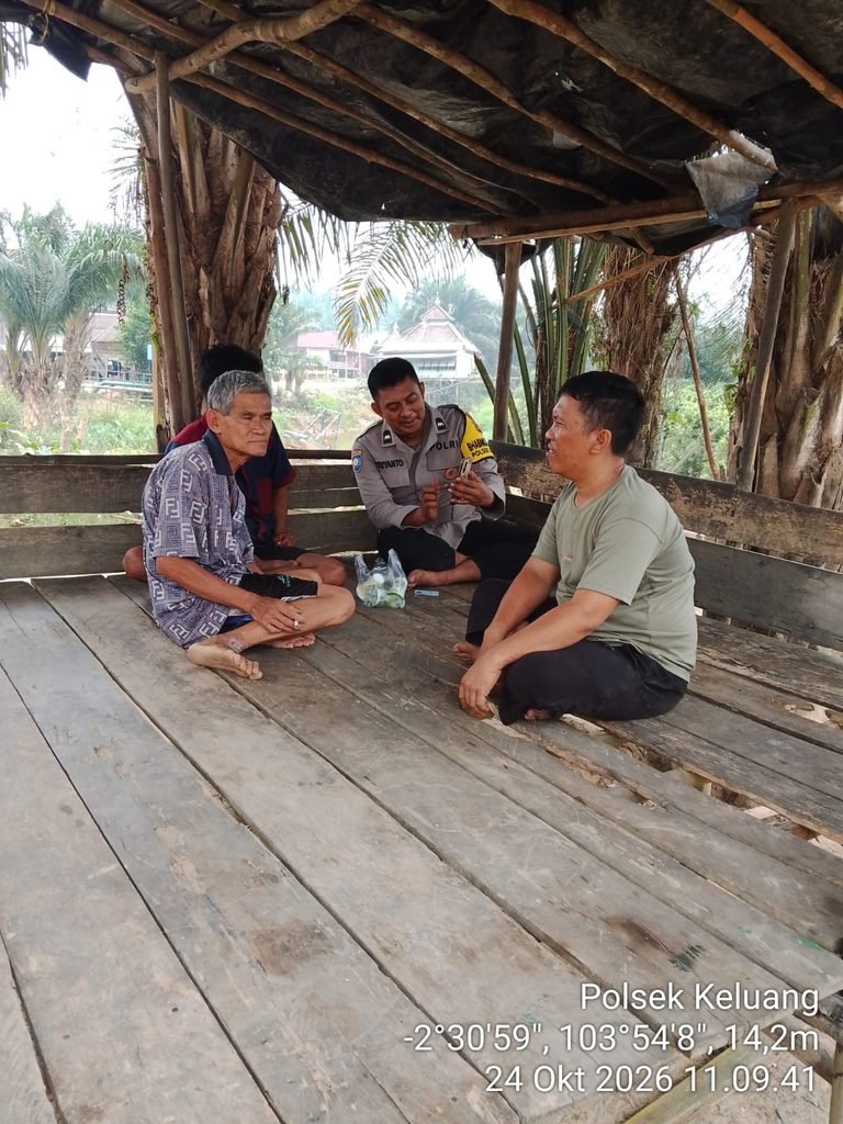 Bhabinkamtibmas Polsek Keluang Sambangi Desa Tanjung Dalam, Ajak Masyarakat Jaga Kamtibmas dan Cegah Karhutla
